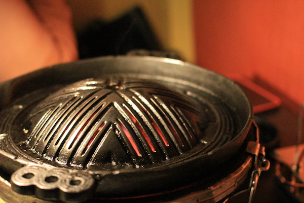特徴的な形状の鉄鍋