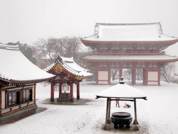 雪の池上本門寺