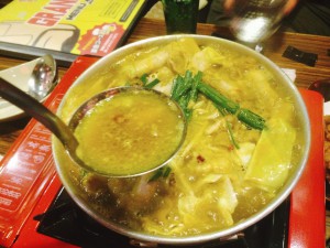 カレー風味のスープは具材のエキスも相まって美味