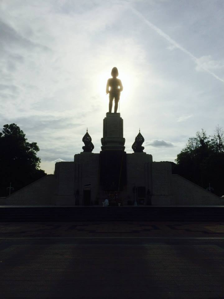 南の入り口にはラマ6世の銅像が。朝日を背景に受けて神秘的に輝く