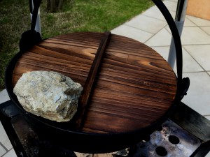 ちょっと傾くクセがある鍋なので、フタをして石のおもりを。
