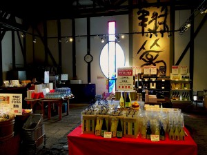 きき酒ができる直売所。このあとツアー客でごったがえした（笑）