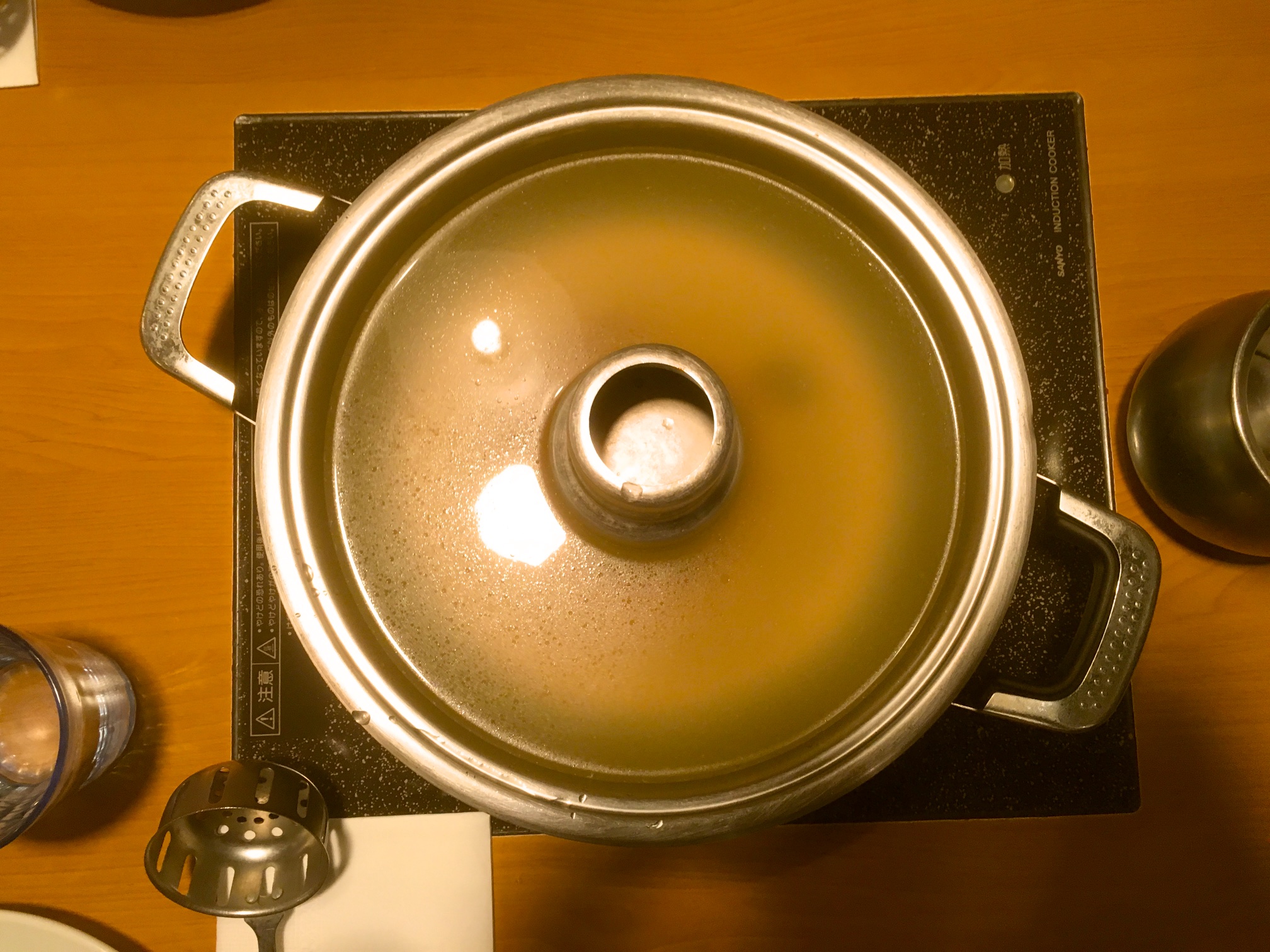 ホーコー鍋に入ったスープと、