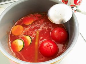 トマトは湯剥きするだけなので、さっと引き上げ