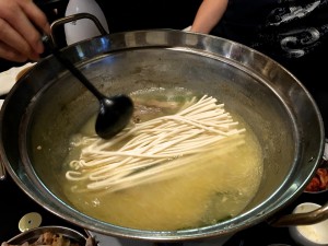 〆は韓国麺、カルグクス