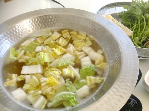 白菜を先に煮込むとスープの味が良くなるとの教えを守って。